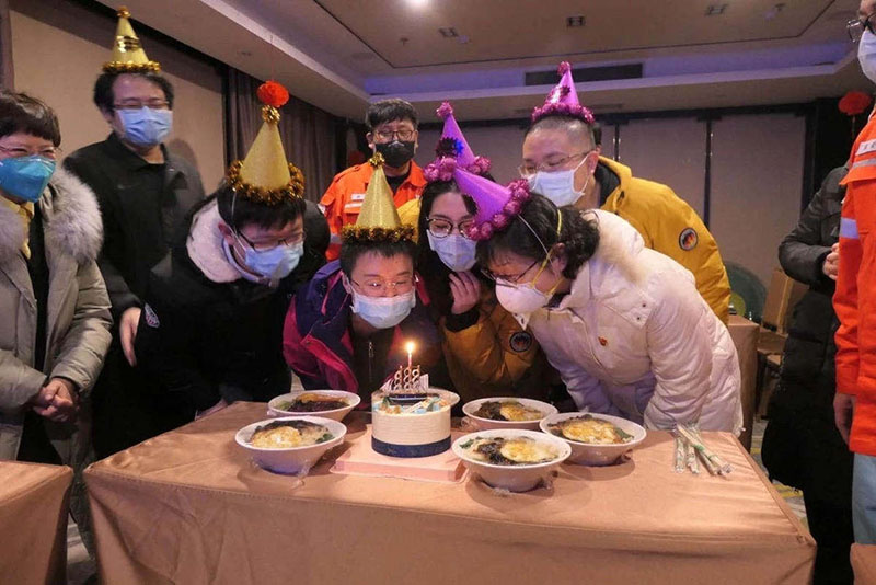 Wang Yong organiza voluntarios para adquirir un pastel de cumpleaños para los miembros del equipo de la salud de Shanghai que trabajan en Wuhan.  [Foto: Xinmin Semanal]