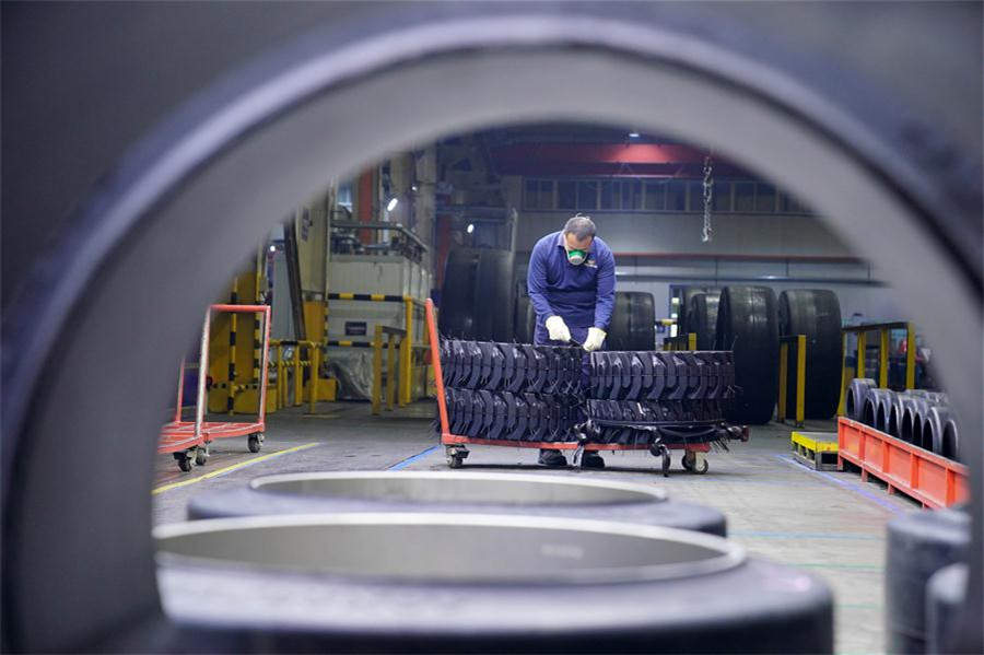Un empleado trabaja en Trelleborg Wheel System, empresa con capital extranjero, en Xingtai, provincia de Hebei, norte de China, 24 de febrero del 2020. [Foto: Xinhua]