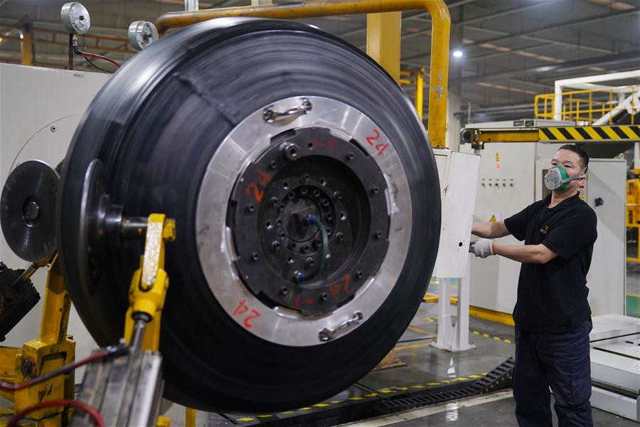 Un empleado trabaja en la línea de ensamblaje de Trelleborg Wheel System, empresa con capital extranjero, en Xingtai, provincia de Hebei, 24 de febrero del 2020. [Foto: Xinhua]