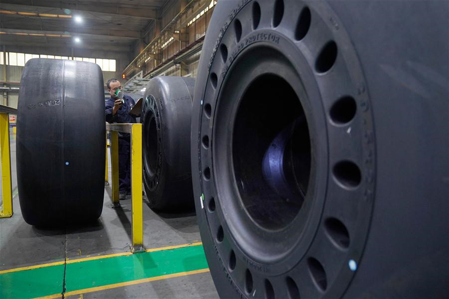 Un empleado examina la calidad de los productos de Trelleborg Wheel System, empresa con capital extranjero, en Xingtai, provincia de Hebei, 24 de febrero del 2020. [Foto: Xinhua]