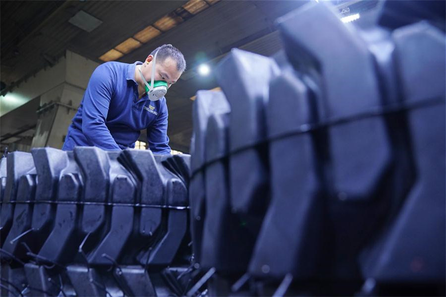 Un empleado trabaja en Trelleborg Wheel System, empresa con capital extranjero, en Xingtai, provincia de Hebei, 24 de febrero del 2020. [Foto: Xinhua]