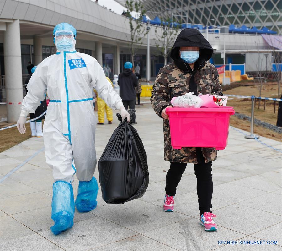 ENFOQUE: Dan de alta a pacientes de primer hospital temporal de medicina tradicional china en Wuhan afectada por virus
