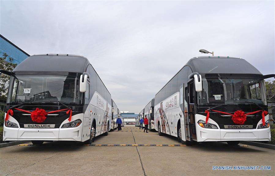 BEIJING, 26 febrero, 2020 (Xinhua) -- Imagen del 19 de febrero de 2020 de empleados revisando el exterior de los autobuses para exportación en Jiangxi Kama Business Bus Co., Ltd. de la Zona de Desarrollo Económico y Tecnológico de Nanchang, en Nanchang, provincia de Jiangxi, en el este de China. (Xinhua/Wan Xiang)