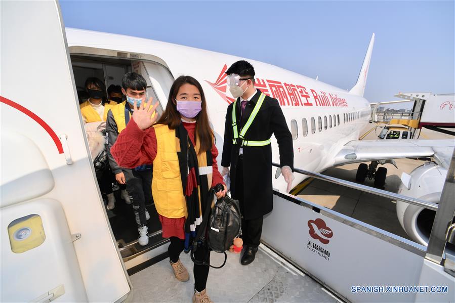 BEIJING, 26 febrero, 2020 (Xinhua) -- Imagen del 19 de febrero de 2020 de trabajadores de la provincia de Yunnan llegando al Aeropuerto Internacional Jinjiang en un vuelo alquilado en Quanzhou, provincia de Fujian, en el sureste de China. (Xinhua/Jiang Kehong)