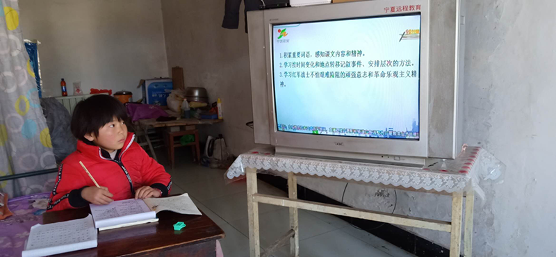 Una estudiante atiende a una clase en línea por televisión en Guyuan, región autónoma de Ningxia Hui.  [Foto: Chen Jianlei / Chinadaily]
