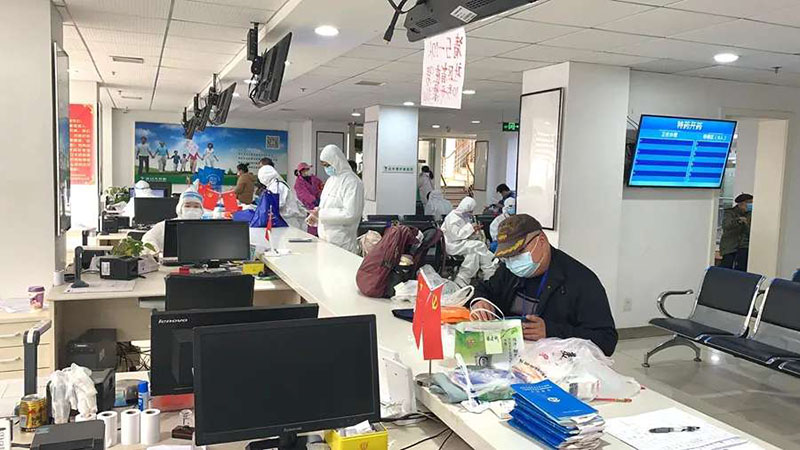 Un trabajador comunitario de Wuhan apela a su creatividad para entregar medicamentos 