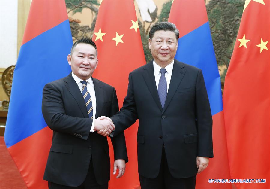 El presidente chino, Xi Jinping, sostiene conversaciones con el presidente mongol, Khaltmaa Battulga, en el Gran Palacio del Pueblo en Beijing, capital de China, el 27 de febrero de 2020. (Xinhua/Liu Bin)