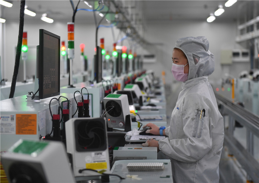 Una empleada de una compañía de tecnología optoelectrónica reanuda su trabajo en Nanchang, provincia de Jiangxi, 24 de febrero del 2020. [Foto: Xinhua]