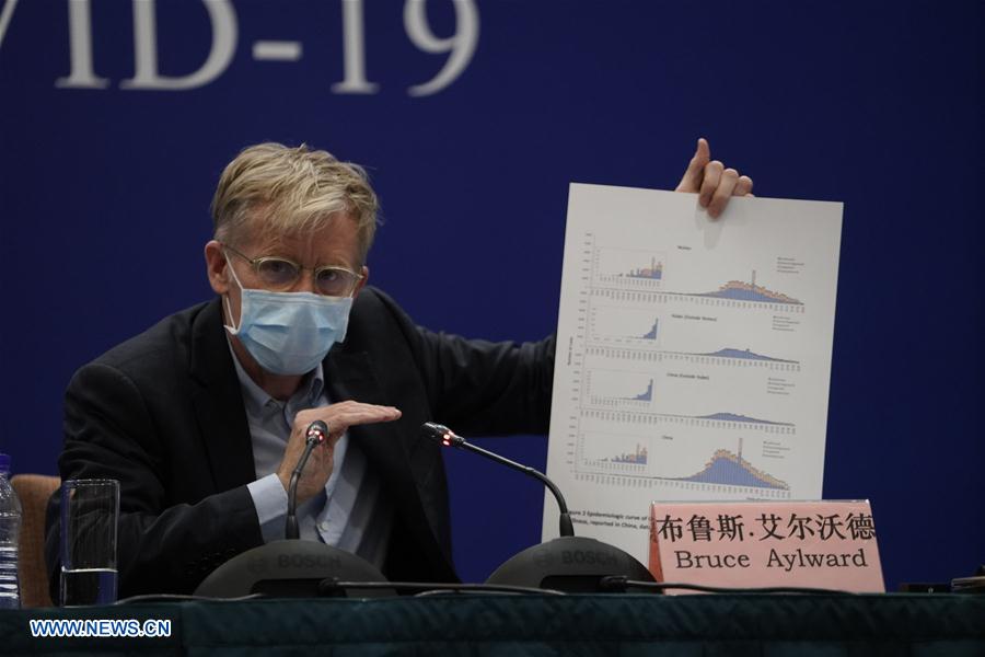 Bruce Aylward, un epidemiólogo que encabezó el equipo de la Organización Mundial de la Salud (OMS), habla en una conferencia de prensa del equipo de expertos conjunto integrado por especialistas de China y la OMS, en Beijing, capital de China, el 24 de febrero de 2020. (Xinhua/Xing Guangli)