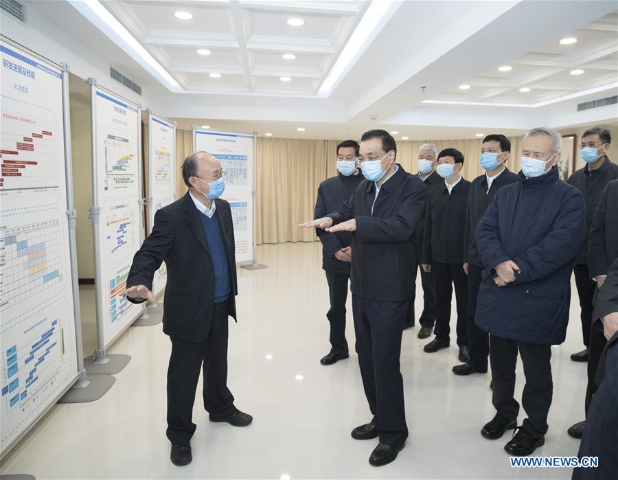 El primer ministro chino, Li Keqiang, también miembro del Comité Permanente del Buró Político del Comité Central del Partido Comunista de China (PCCh) y jefe del grupo dirigente del Comité Central del PCCh sobre la prevención y el control del nuevo coronavirus, se informa acerca del desarrollo de vacunas contra la enfermedad del nuevo coronavirus (COVID-19), durante una visita de inspección a una plataforma de emergencia nacional para fármacos y dispositivos médicos de COVID-19, en Beijing, capital de China, el 28 de febrero de 2020. (Xinhua/Wang Ye)