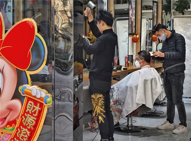 Reabre una barbería en la calle Shunyilu, 10 de febrero del 2020. [Foto: Qian Han/ China Daily] 