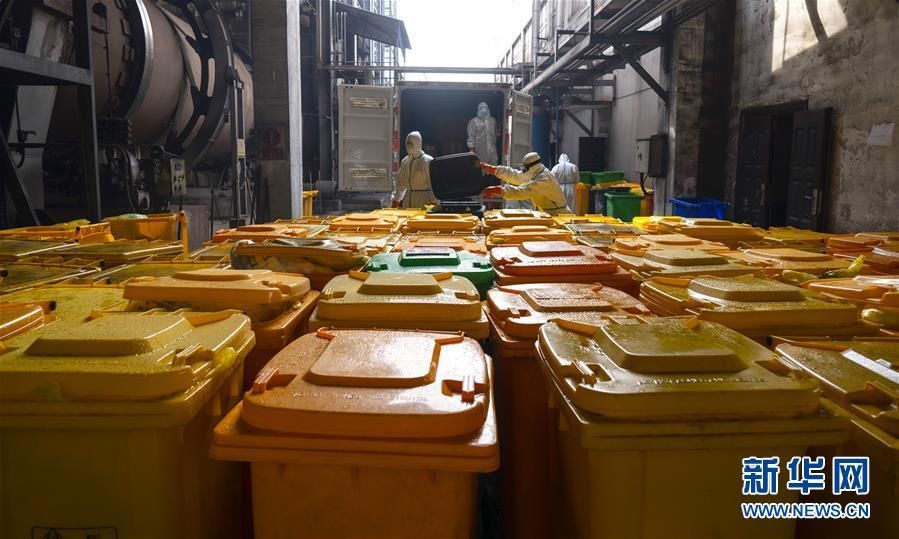 El 4 de marzo, en la empresa Yunfeng del distrito Qingshan, Wuhan, varios trabajadores manejaban un contenedor de desechos médicos. (Foto: Cai Yang, reportero de la Agencia de Noticias Xinhua)