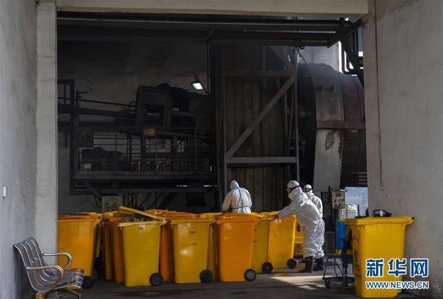 El 4 de marzo, en la empresa Yunfeng del distrito Qingshan, Wuhan, varios trabajadores trasladaban los contenedores de desechos médicos. (Foto: Cai Yang, reportero de la Agencia de Noticias Xinhua)