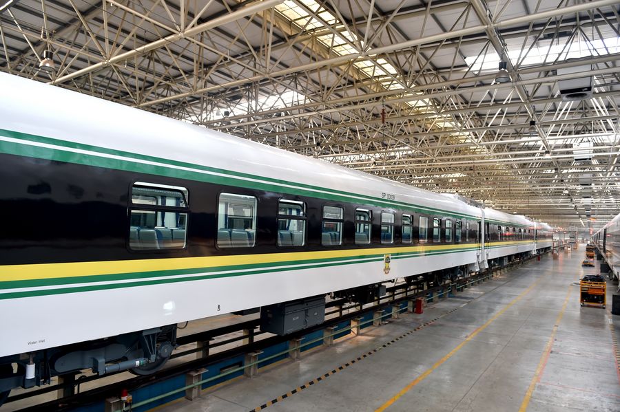 Vagones de tren de fabricación china están listos para su envío a Nigeria