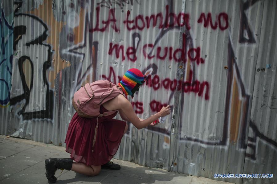 BOGOTA, 8 marzo, 2020 (Xinhua) -- Una ciudadana se manifiesta en el Día Internacional de la Mujer en Bogotá, Colombia, el 8 de marzo de 2020. (Xinhua/Jhon Paz)