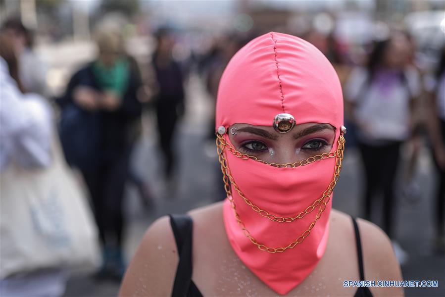 BOGOTA, 8 marzo, 2020 (Xinhua) -- Una ciudadana se manifiesta en el Día Internacional de la Mujer en Bogotá, Colombia, el 8 de marzo de 2020. (Xinhua/Jhon Paz)