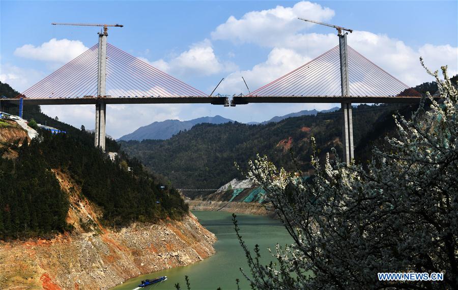 Sitio de construcción del puente extra grande del río Qingshui en Jianhe, Guizhou
