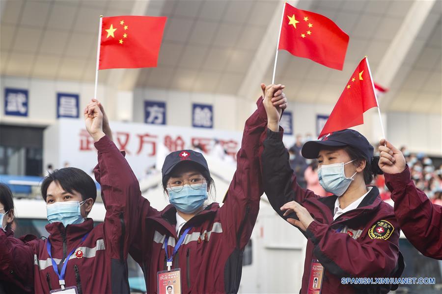 WUHAN, 10 marzo, 2020 (Xinhua) -- Trabajadores médicos del Segundo Hospital Xiangya de la Universidad del Sur Central festejan el cierre de los hospitales temporales en el hospital temporal Wuchang, en Wuhan, provincia de Hubei, en el centro de China, el 10 de marzo de 2020. Los últimos dos hospitales temporales en Wuhan, el epicentro del brote del coronavirus en la provincia de Hubei, en el centro de China, fueron cerrados el martes, marcando el cierre de todos los 16 hospitales temporales en la ciudad. (Xinhua/Shen Bohan)