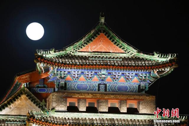 [Fuente: China News Network] En la noche del 10 de marzo, una "superluna" iluminó la ciudad de Beijing. La imagen muestra la Torre Zhengyangmen y la "superluna". Por Mao Jianjun, Agencia de Noticias de China.