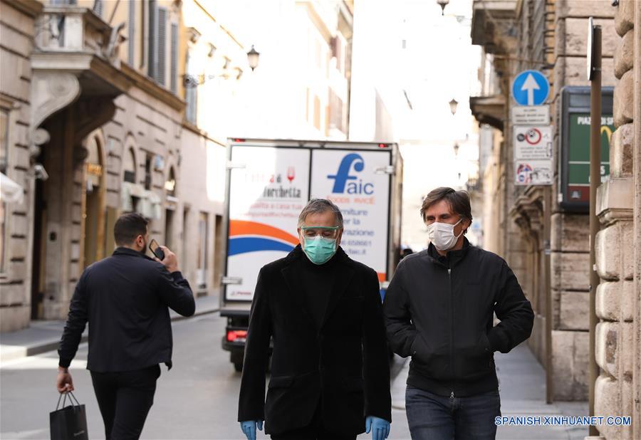 ROMA, 10 marzo, 2020 (Xinhua) -- Peatones usando mascarillas caminan en una calle en Roma, Italia, el 10 de marzo de 2020. El primer ministro italiano, Giuseppe Conte, anunció la tarde del lunes que toda Italia será puesta en cuarentena desde el martes hasta el 3 de abril. (Xinhua/Cheng Tingting)