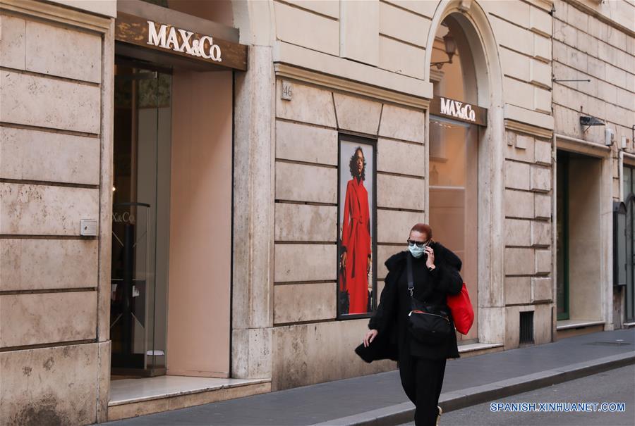 ROMA, 10 marzo, 2020 (Xinhua) -- Un peatón usando una mascarilla camina en una calle en Roma, Italia, el 10 de marzo de 2020. El primer ministro italiano, Giuseppe Conte, anunció la tarde del lunes que toda Italia será puesta en cuarentena desde el martes hasta el 3 de abril. (Xinhua/Cheng Tingting)