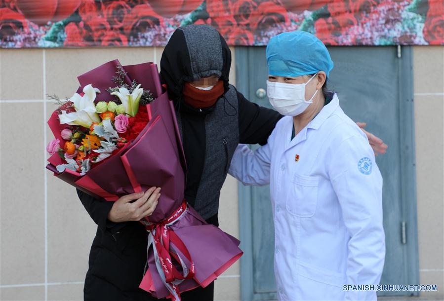 TIANJIN, 15 marzo, 2020 (Xinhua) -- Un paciente curado expresa su gratitud a un trabajador de la salud en el Hospital Tianjin Haihe en la municipalidad de Tianjin, en el norte de China, el 15 de marzo de 2020. El último paciente de COVID-19 en Tianjin fue curado y dado de alta el domingo. (Xinhua/Deng Haoran)