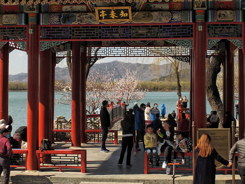 Los visitantes disfrutan del paisaje de principios de primavera en el Pabellón Zhichun del Palacio de Verano de Beijing, 15 de marzo del 2020. [Foto: Jiang Dong/ Chinadaily]