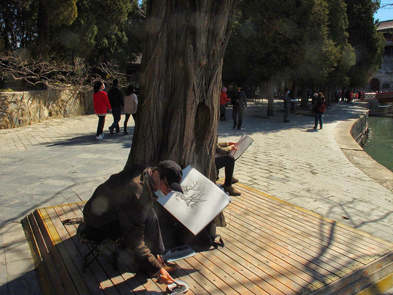 Protegido por una máscara, un visitante pinta en el Palacio de Verano de Beijing, 15 de marzo del 2020. [Foto: Jiang Dong/ Chinadaily]