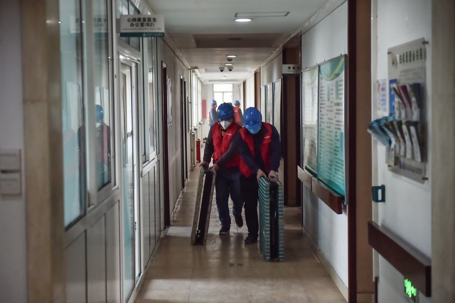 Obreros trabajan en el Hospital Xiaotangshan que se encuentra bajo renovación en Beijing, capital de China, el 30 de enero de 2020. (Xinhua/Peng Ziyang)
