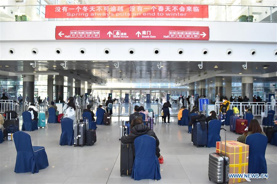 BEIJING, 16 marzo, 2020 (Xinhua) -- Imagen del 14 de marzo de 2020 de dos pasajeros rusos en el Nuevo Centro Internacional de Exposiciones de China en Beijing, capital de China. Beijing ha convertido el Nuevo Centro Internacional de Exposiciones de China en un centro de tránsito para pasajeros entrantes internacionales. (Xinhua/Chen Zhonghao)