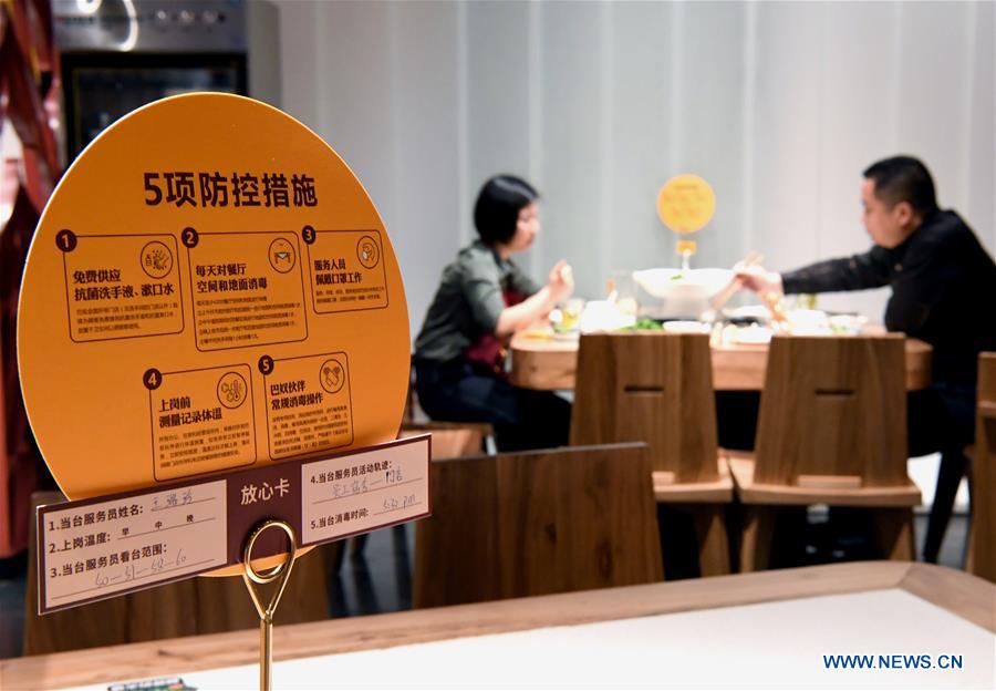 Una tarjeta ilustra medidas de prevención y control epidémicas en un restaurante de Zhengzhou, provincia de Henan. 