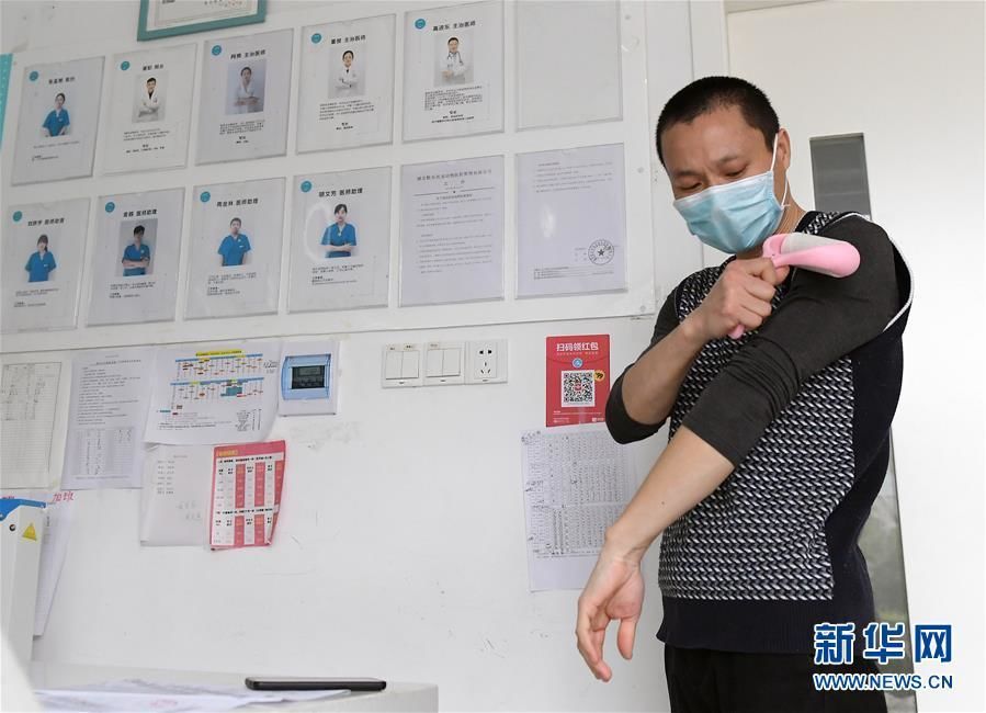 El 24 de marzo, en el hospital veterinario, Gao Jindong, usó un rodillo adhesivo para quitarse el pelo de animal de su ropa después de terminar la limpieza de las casas de los animales de acogida. Foto de Li He, Agencia de Noticias Xinhua.