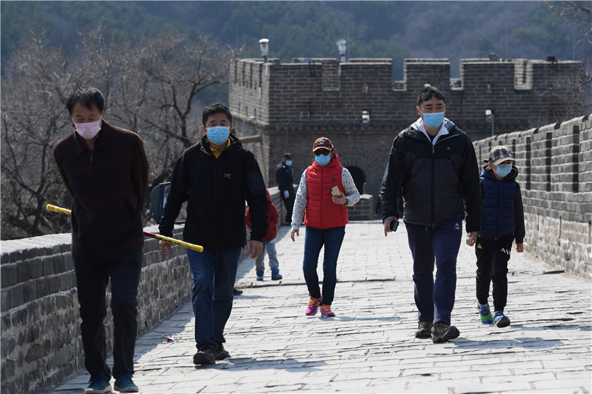 Los visitantes pasean por la sección Badaling de la Gran Muralla China, Beijing, 24 de marzo del 2020. [Foto: Wei Xiaohao/ Chinadaily]