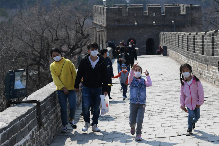 Turistas pasean por la sección Badaling de la Gran Muralla China. [Foto: Wei Xiaohao/ Chinadaily] 