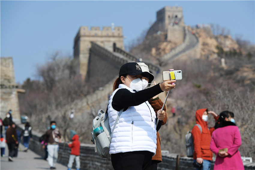 Dos visitantes posan para una foto mientras pasean por la sección Badaling de la Gran Muralla China, Beijing, 24 de marzo del 2020. [Foto: Wei Xiaohao/ Chinadaily]