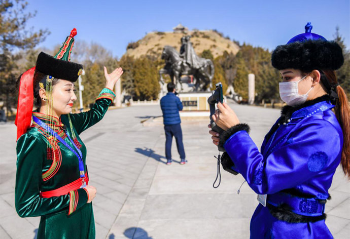 El 7 de marzo, una guía del Museo Zhaojun en Hohhot, región autónoma de Mongolia Interior, habló sobre turismo y cultura a través de una transmisión con 5G. Por Ding Genhou / vip.people.com.cn