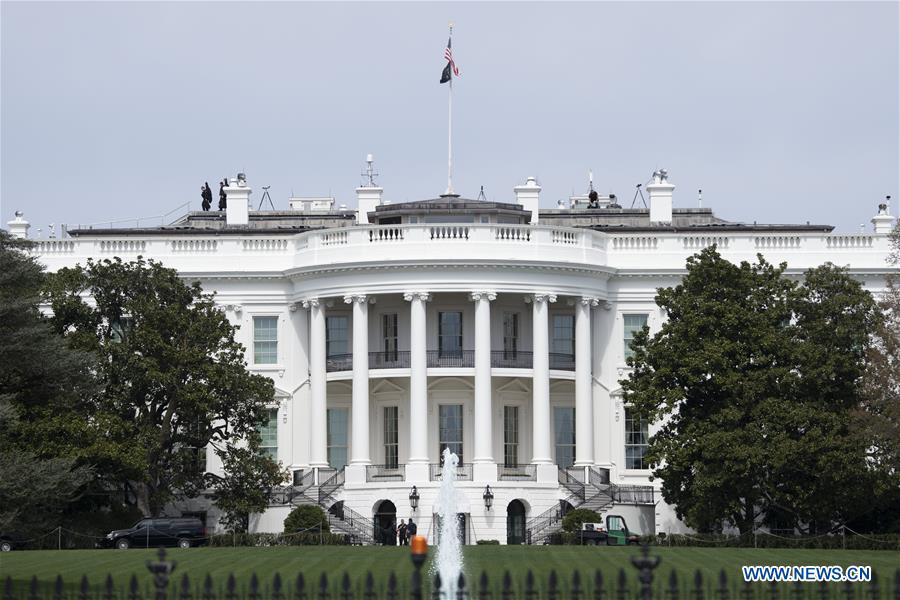 WASHINGTON, 27 marzo, 2020 (Xinhua) -- Vista de la Casa Blanca, en Washington, D.C., Estados Unidos, el 27 de marzo de 2020. El presidente de Estados Unidos, Donald Trump, firmó el viernes una ley sobre un paquete de estímulos de dos billones de dólares, el mayor paquete de estímulo en la historia del país, en un intento por rescatar la economía devastada por la COVID-19. (Xinhua/Liu Jie)