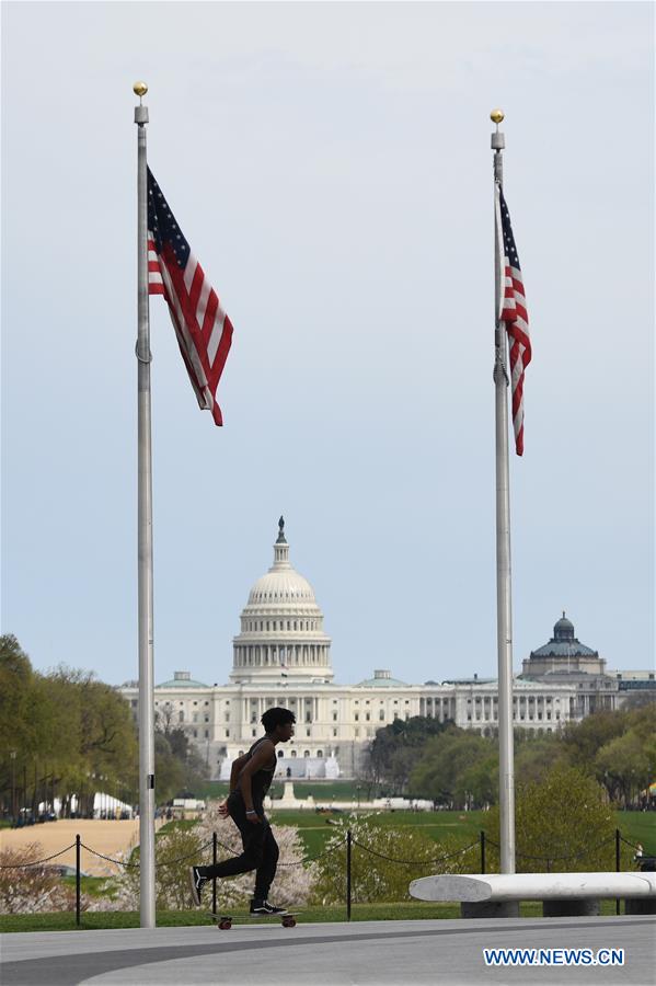 WASHINGTON, 27 marzo, 2020 (Xinhua) -- Un hombre patina frente al edificio del Capitolio, en Washington, D.C., Estados Unidos, el 27 de marzo de 2020. El presidente de Estados Unidos, Donald Trump, firmó el viernes una ley sobre un paquete de estímulos de dos billones de dólares, el mayor paquete de estímulo en la historia del país, en un intento por rescatar la economía devastada por la COVID-19. (Xinhua/Liu Jie)