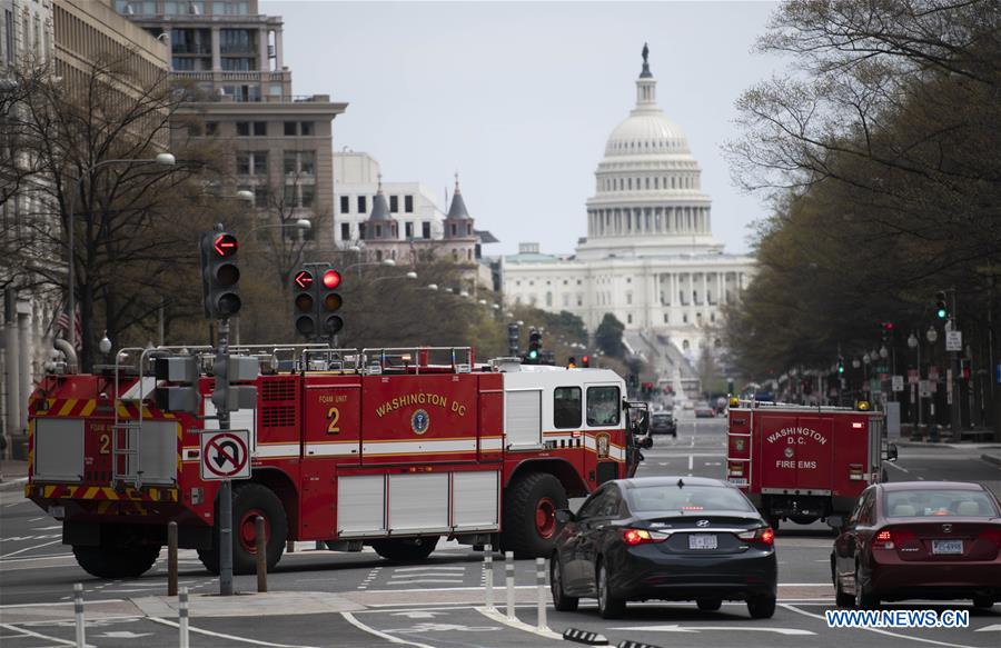 WASHINGTON, 27 marzo, 2020 (Xinhua) -- Autobuses de bomberos circulan en una calle frente al edificio del Capitolio, en Washington, D.C., Estados Unidos, el 27 de marzo de 2020. El presidente de Estados Unidos, Donald Trump, firmó el viernes una ley sobre un paquete de estímulos de dos billones de dólares, el mayor paquete de estímulo en la historia del país, en un intento por rescatar la economía devastada por la COVID-19. (Xinhua/Liu Jie)