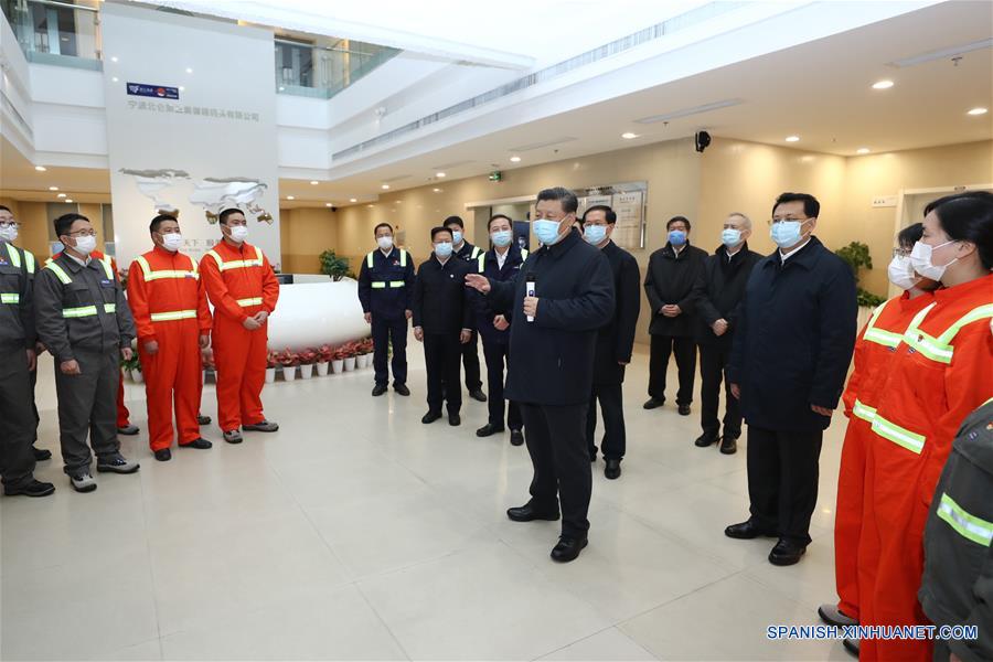 NINGBO, 29 marzo, 2020 (Xinhua) -- El presidente chino, Xi Jinping, también secretario general del Comité Central del Partido Comunista de China y presidente de la Comisión Militar Central, visita la zona portuaria Chuanshan del Puerto de Ningbo-Zhoushan, en la provincia de Zhejiang, en el este de China, el 29 de marzo de 2020. Xi inspeccionó el domingo la reanudación de labores y producción en Zhejiang. (Xinhua/Ju Peng)