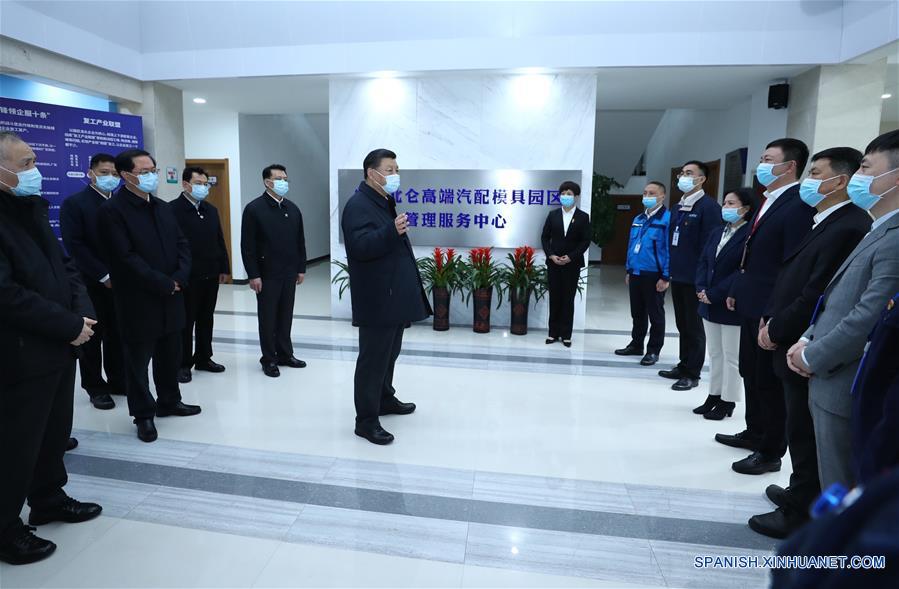 NINGBO, 29 marzo, 2020 (Xinhua) -- El presidente chino, Xi Jinping, también secretario general del Comité Central del Partido Comunista de China y presidente de la Comisión Militar Central, visita un parque industrial que produce autopartes y moldes de alta gama, en Ningbo, provincia de Zhejiang, en el este de China, el 29 de marzo de 2020. Xi inspeccionó el domingo la reanudación de labores y producción en Zhejiang. (Xinhua/Ju Peng)