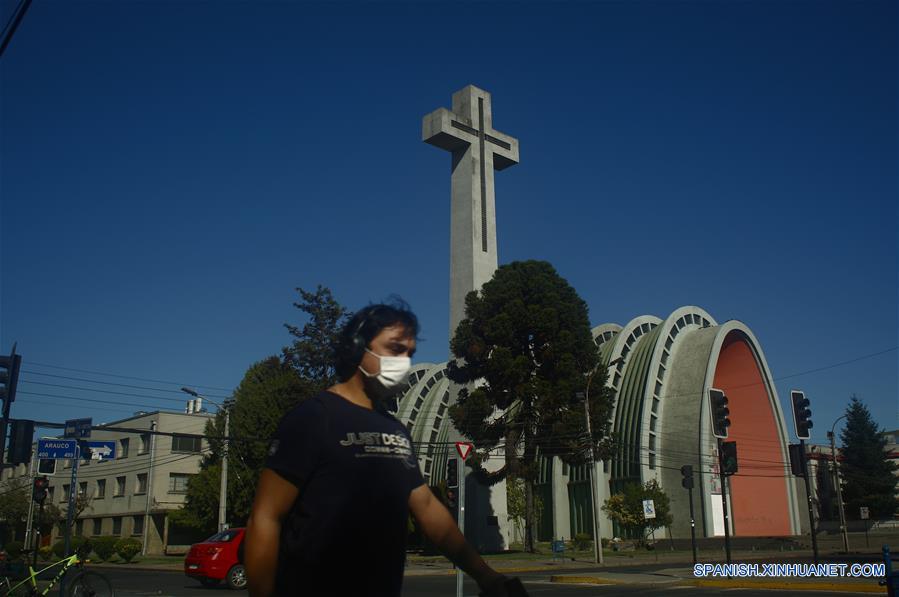 CHILLAN, 29 marzo, 2020 (Xinhua) -- Una persona portando una mascarilla camina en una calle, en la ciudad de Chillán, en la región de Ñuble, Chile, el 29 de marzo de 2020. El gobierno de Chile informó el domingo que existen 2.139 casos confirmados de la enfermedad causada por el nuevo coronavirus (COVID-19) y siete víctimas mortales de la enfermedad en el país. (Xinhua/Str)