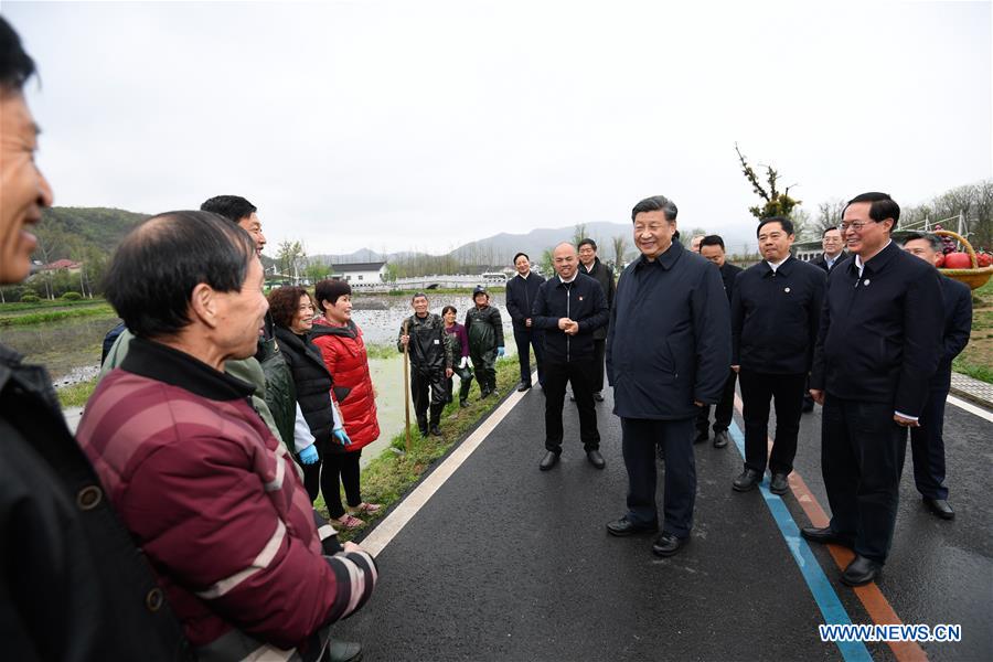 HUZHOU, 30 marzo, 2020 (Xinhua) -- El presidente chino, Xi Jinping, también secretario general del Comité Central del Partido Comunista de China y presidente de la Comisión Militar Central, conversa con aldeanos y se entera de los enormes cambios generados por el avance del desarrollo ecológico, en la aldea Yucun de la localidad de Tianhuangping en el distrito de Anji, provincia de Zhejiang, en el este de China, el 30 de marzo de 2020. (Xinhua/Shen Hong)
