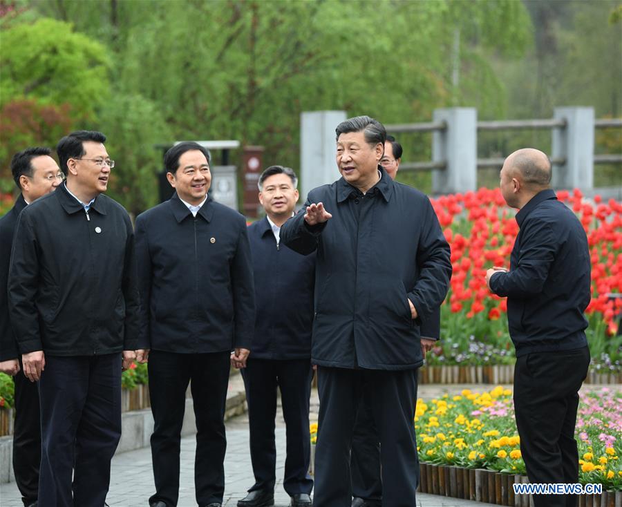 HUZHOU, 30 marzo, 2020 (Xinhua) -- El presidente chino, Xi Jinping, también secretario general del Comité Central del Partido Comunista de China y presidente de la Comisión Militar Central, se entera de los enormes cambios generados por el avance del desarrollo ecológico, en la aldea Yucun de la localidad de Tianhuangping en el distrito de Anji, provincia de Zhejiang, en el este de China, el 30 de marzo de 2020. Xi inspeccionó el distrito de Anji en Zhejiang el lunes. (Xinhua/Shen Hong)