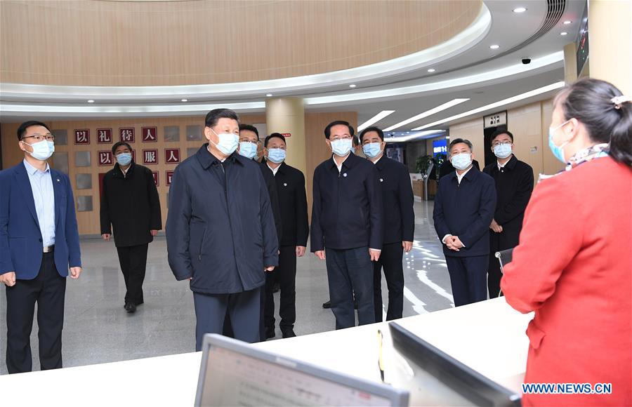 HUZHOU, 30 marzo, 2020 (Xinhua) -- El presidente chino, Xi Jinping, también secretario general del Comité Central del Partido Comunista de China y presidente de la Comisión Militar Central, visita un centro de mediación para aprender sobre la forma en que se resuelven las disputas sociales de nivel básico en el distrito de Anji, provincia de Zhejiang, en el este de China, el 30 de marzo de 2020. Xi inspeccionó el distrito de Anji en Zhejiang el lunes.(Xinhua/Yan Yan)