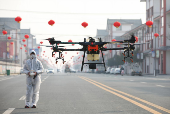 El 9 de febrero de 2020, un trabajador operó un avión no tripulado para llevar a cabo operaciones de prevención de la epidemia y desinfección en la ciudad de Lianyungang, provincia de Jiangsu. Foto: Siwei / vip.people.com.cn