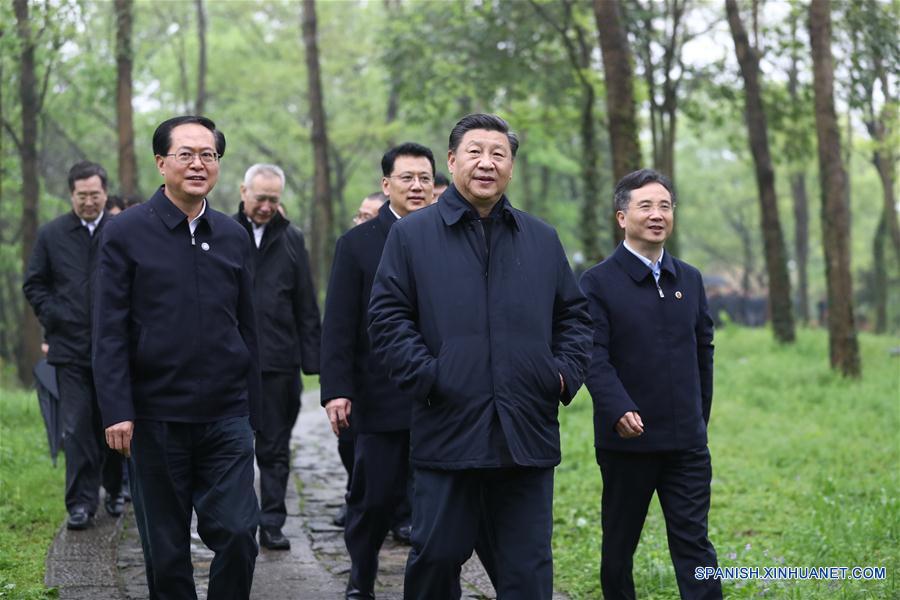 El presidente chino, Xi Jinping, también secretario general del Comité Central del Partido Comunista de China y presidente de la Comisión Militar Central, visita el Parque Nacional de los Humedales de Xixi durante una inspección en Hangzhou, provincia de Zhejiang, en el este de China, el 31 de marzo de 2020. (Xinhua/Ju Peng)