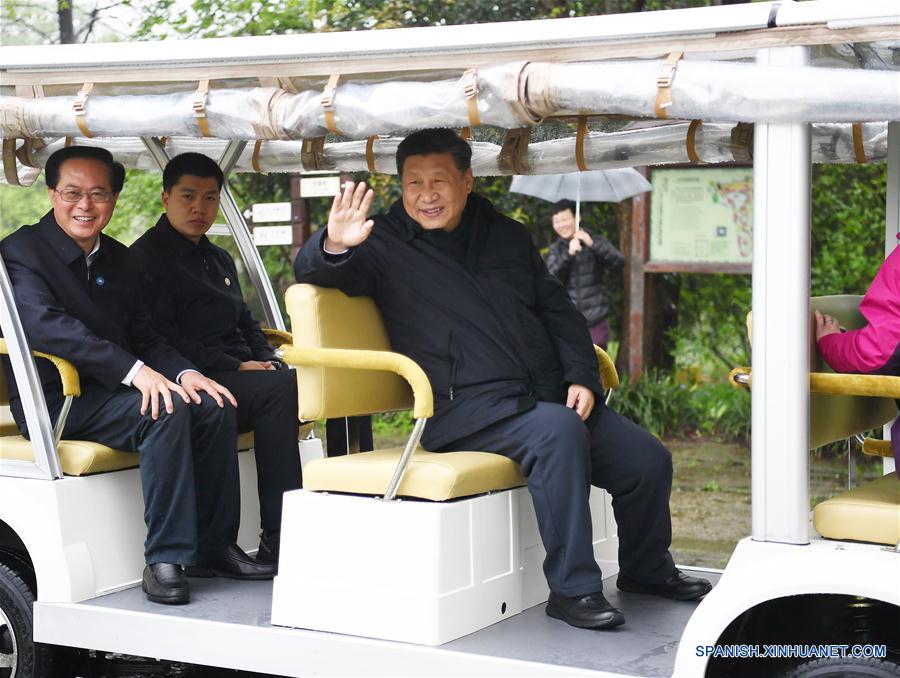 El presidente chino, Xi Jinping, también secretario general del Comité Central del Partido Comunista de China y presidente de la Comisión Militar Central, visita el Parque Nacional de los Humedales de Xixi durante una inspección en Hangzhou, provincia de Zhejiang, en el este de China, el 31 de marzo de 2020. (Xinhua/Yan Yan)