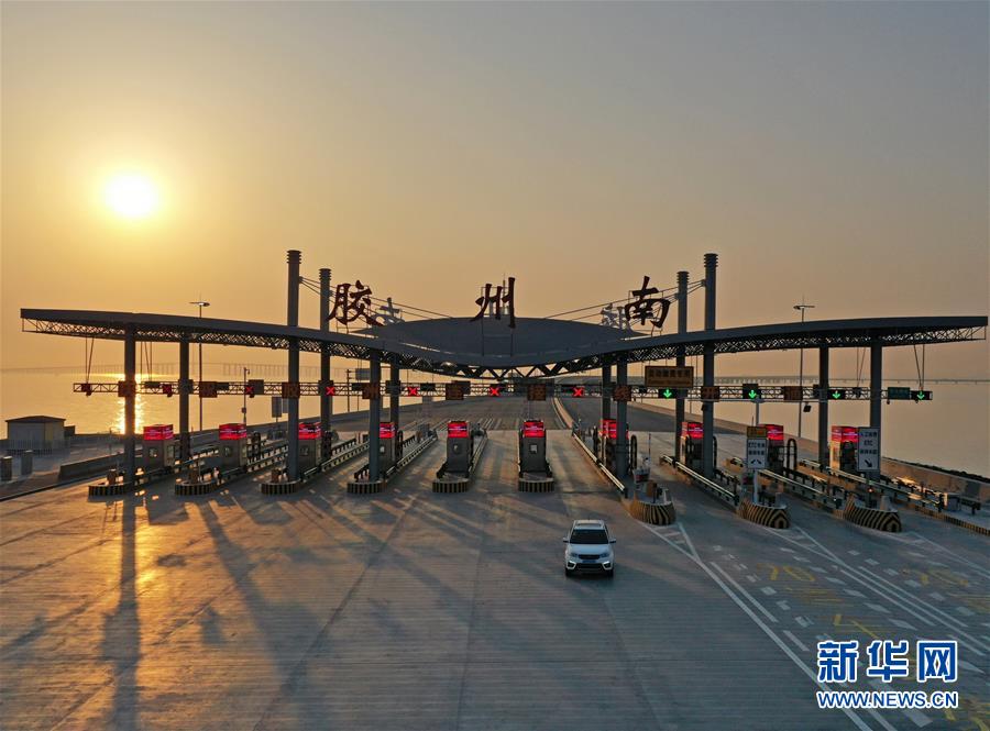Un automóvil frente al peaje de la sección de Jiaozhou del Puente Haiwan de Qingdao.