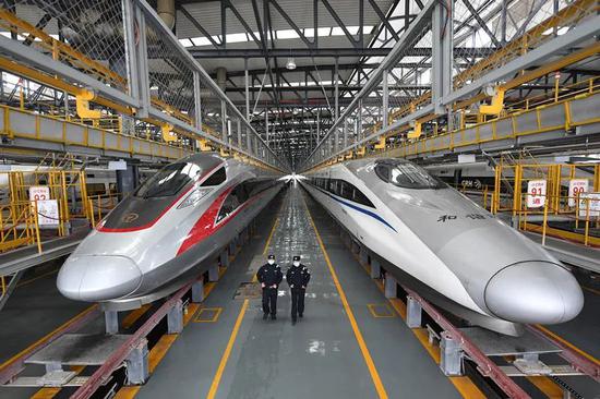 El 6 de abril, los técnicos realizaron la inspección integral y el mantenimiento de los trenes. (Por Chen Yong, corresponsal de Hubei Daily News. Foto por Zhao Jun)